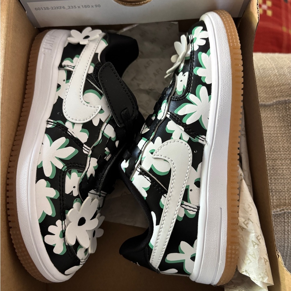 Nike Force 1 Low LV8 EasyOn kids size 12 brand new never worn